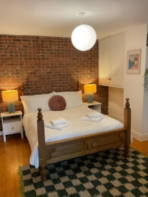 Rock Studio -Near City Centre-Free on street Parking-Free Wi-Fi